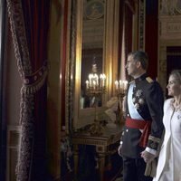 El Rey Felipe VI y la Reina Letizia momentos antes de saludar desde el Palacio Real en la proclamación de Felipe VI