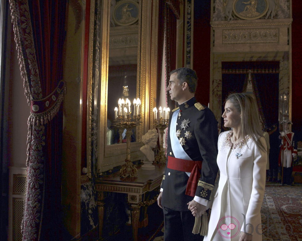 El Rey Felipe VI y la Reina Letizia momentos antes de saludar desde el Palacio Real en la proclamación de Felipe VI