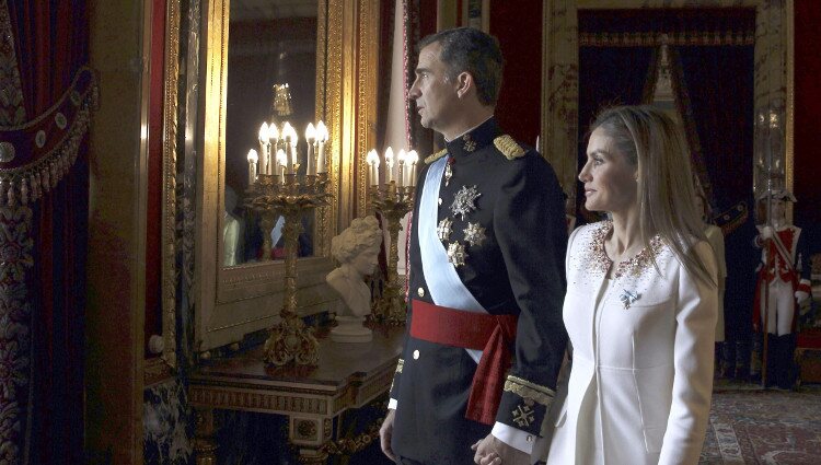 El Rey Felipe VI y la Reina Letizia momentos antes de saludar desde el Palacio Real en la proclamación de Felipe VI