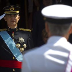 El Rey Felipe VI pasa revista en el desfile militar antes de la proclamación