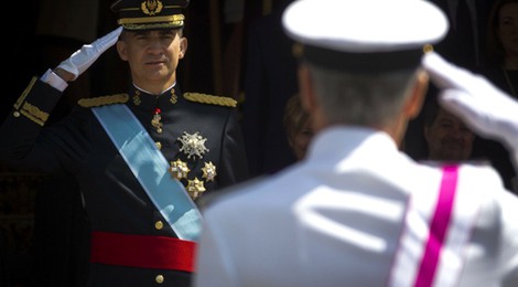 El Rey Felipe VI pasa revista en el desfile militar antes de la proclamación