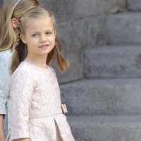 La Princesa Leonor posa en la Puerta de los Leones del Congreso de los Diputados