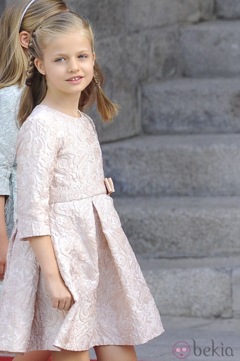 La Princesa Leonor posa en la Puerta de los Leones del Congreso de los Diputados