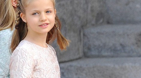 La Princesa Leonor posa en la Puerta de los Leones del Congreso de los Diputados