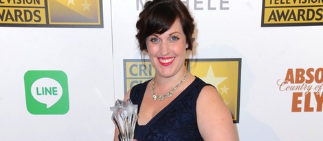 Allison Tolman con su galardón en los Critics' Choice Television Awards 2014