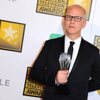 Ryan Murphy con su galardón en los Critics' Choice Television Awards 2014