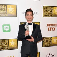 Matt Bomer con su galardón en los Critics' Choice Television Awards 2014