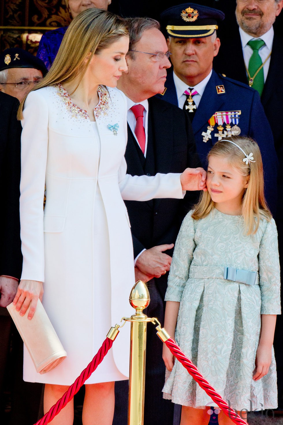 La Reina Letizia acaricia a la Infanta Sofía durante el desfile militar