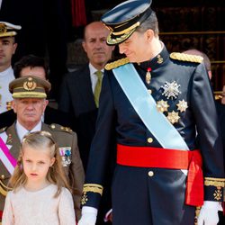 El Rey Felipe VI junto a la Princesa Leonor durante el desfile militar