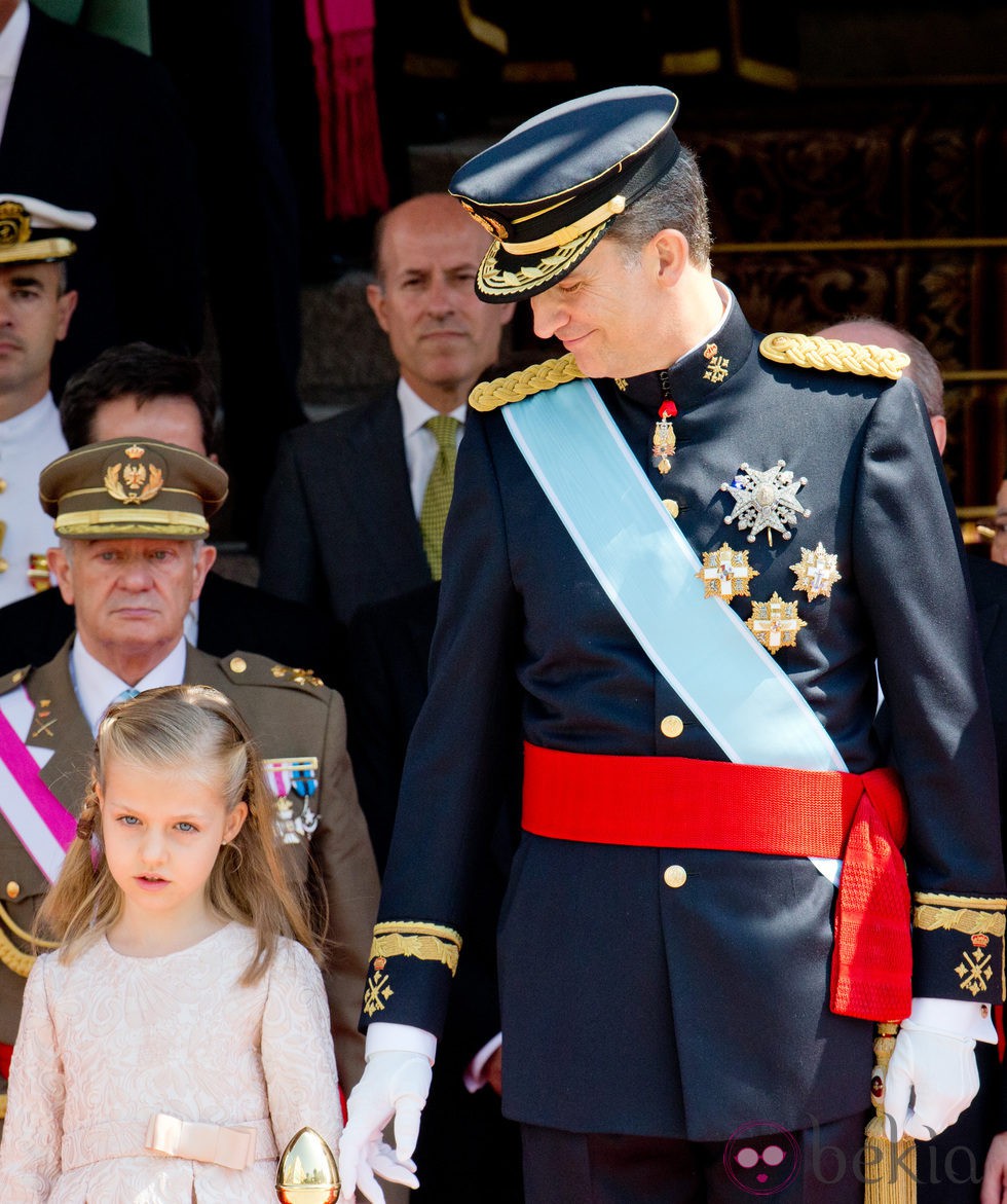 El Rey Felipe VI junto a la Princesa Leonor durante el desfile militar