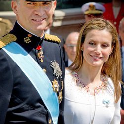 El Rey Felipe VI y la Reina Letizia durante el desfile militar en la Carrera de San Jerónimo