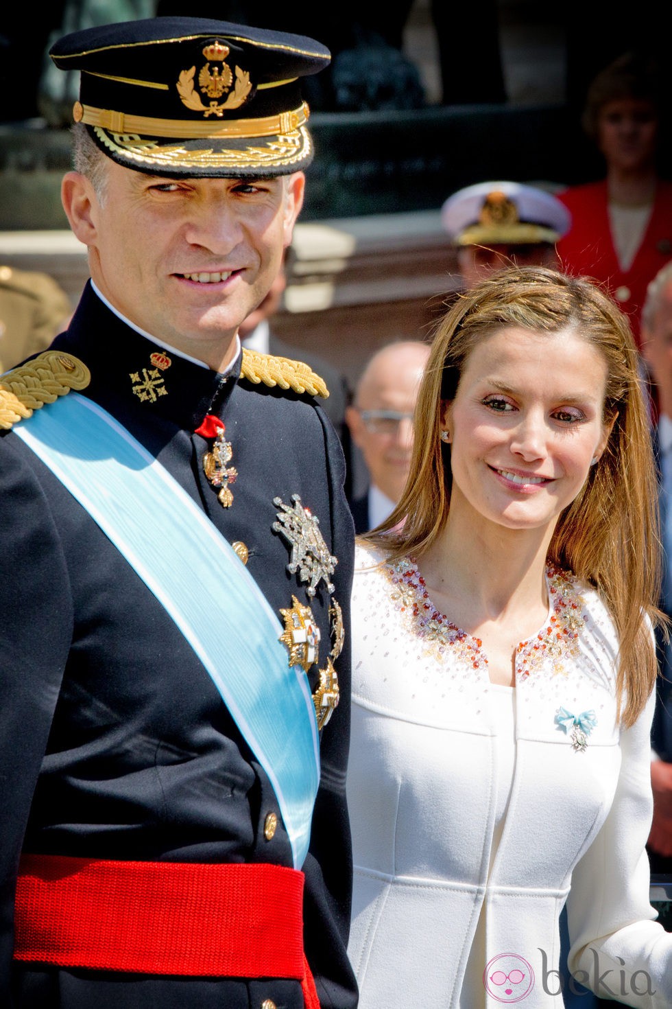 El Rey Felipe VI y la Reina Letizia durante el desfile militar en la Carrera de San Jerónimo