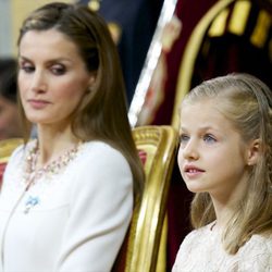 La Reina Letizia observa a la Princesa Leonor en la proclamación 