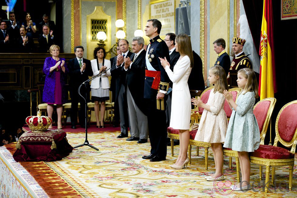 El Congreso de los Diputados aplaude tras el primer discurso de Felipe VI como Rey de España