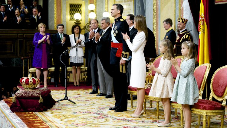 El Congreso de los Diputados aplaude tras el primer discurso de Felipe VI como Rey de España