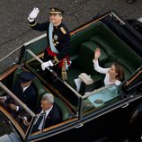 El Rey Felipe VI y la Reina Letizia saludan durante el paseo oficial por el centro de Madrid