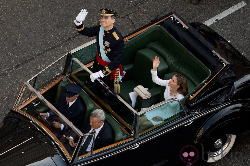 El Rey Felipe VI y la Reina Letizia saludan durante el paseo oficial por el centro de Madrid