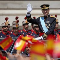 El Rey Felipe VI saluda en su llegada al Palacio Real en su proclamación como Rey