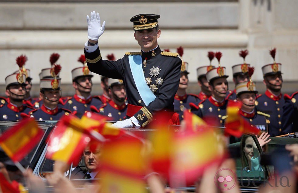 El Rey Felipe VI saluda en su llegada al Palacio Real en su proclamación como Rey