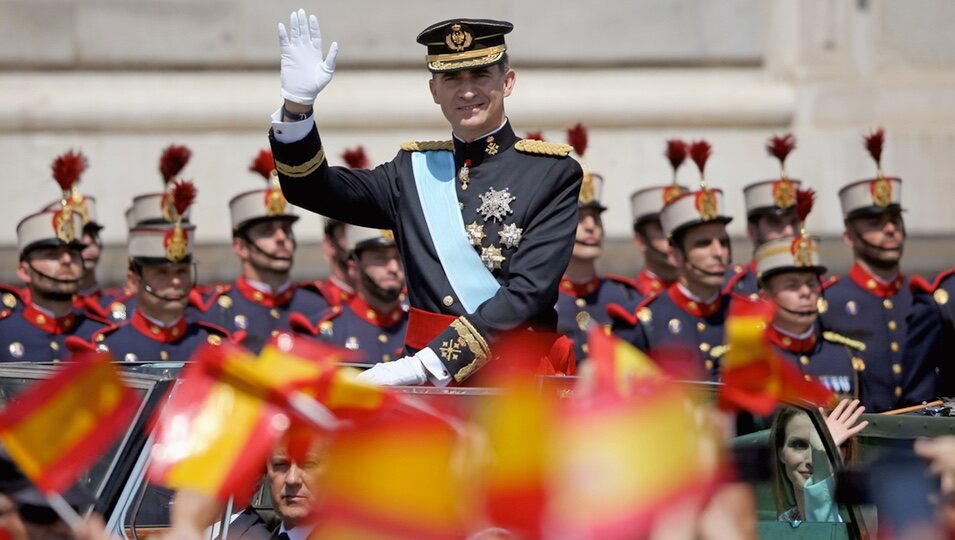 El Rey Felipe VI saluda en su llegada al Palacio Real en su proclamación como Rey