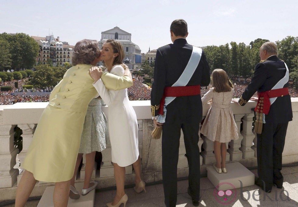 La Reina Sofia besa a la Reina Letizia en el balcón central del Palacio Real