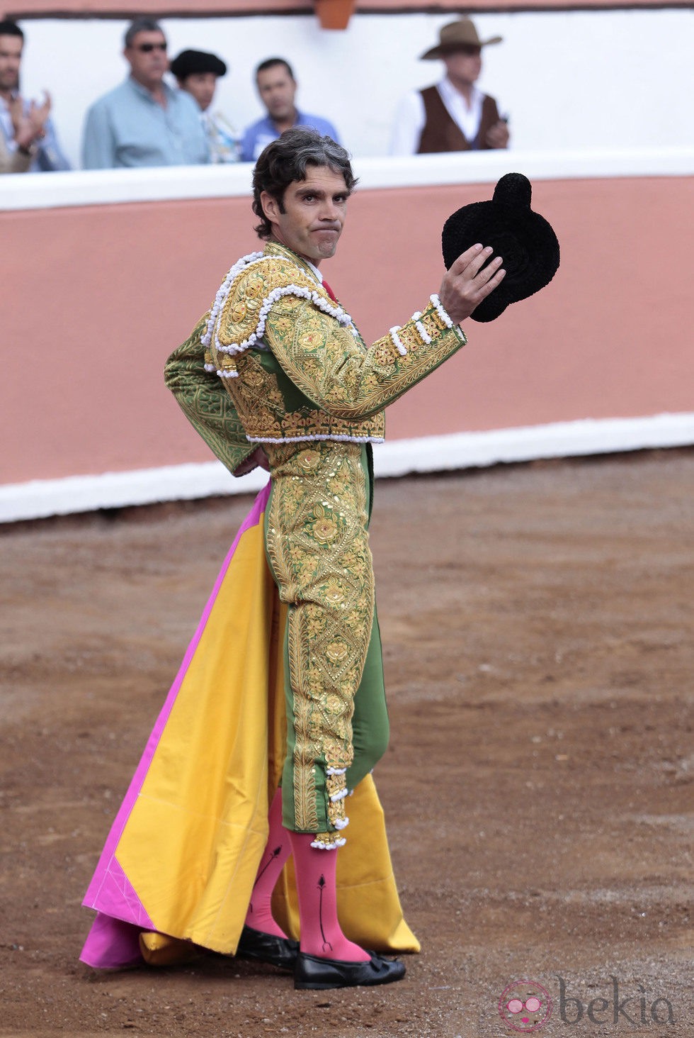 José Tomás brindando el toro a la grada en México