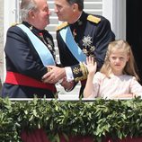 El Rey Felipe VI besa al Rey Juan Carlos I