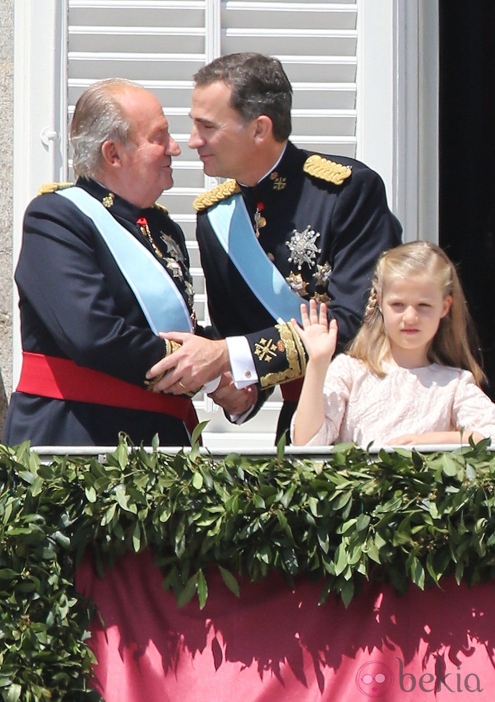 El Rey Felipe VI besa al Rey Juan Carlos I