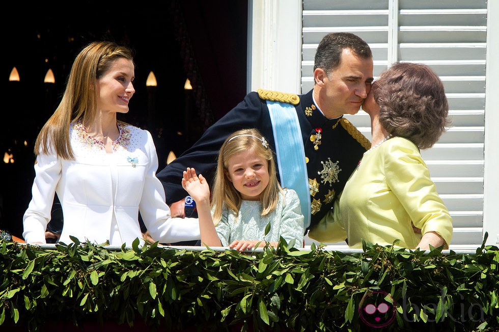 La Reina Sofia besa al Rey Felipe VI en el balcón del Palacio Real