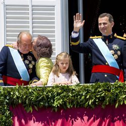 La Reina Sofia besa al Rey Juan Carlos I en el balcón central del Palacio Real