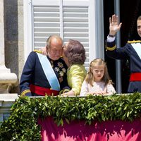 La Reina Sofia besa al Rey Juan Carlos I en el balcón central del Palacio Real