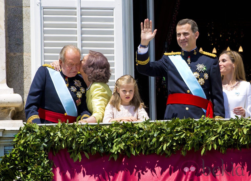 La Reina Sofia besa al Rey Juan Carlos I en el balcón central del Palacio Real