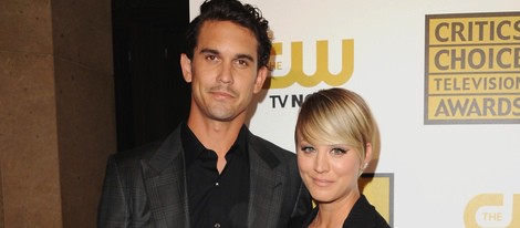 Kaley Cuoco y Ryan Sweeting en los Critics' Choice Television Awards 2014