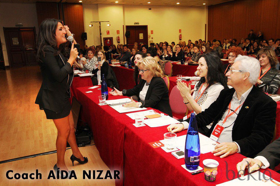 Aída Nizar ofreciendo una de sus charlas