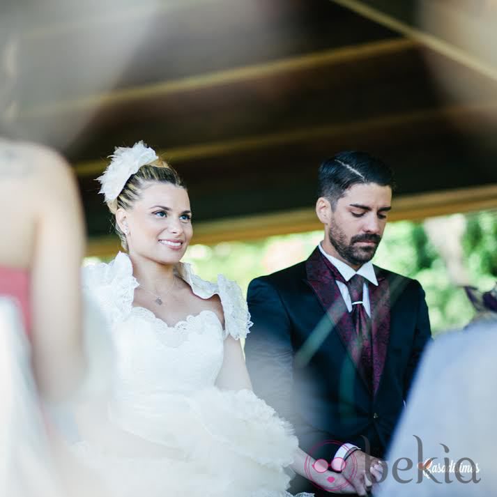 María Lapiedra y Marc Amigó con las manos entrelazadas en su boda