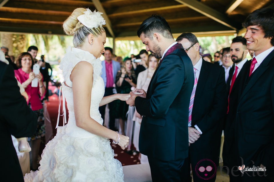 Marc Amigó pone el anillo a María Lapiedra en su boda