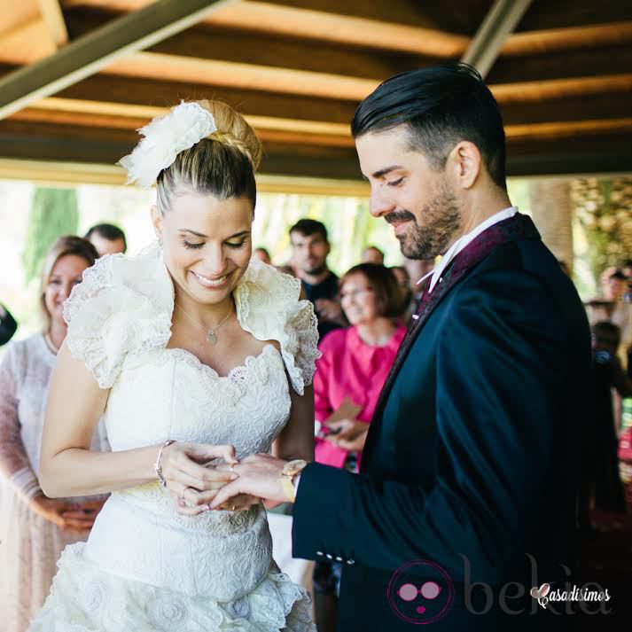 María Lapiedra pone el anillo a Marc Amigó en su boda