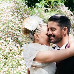 María Lapiedra abraza a Marc Amigó en su boda