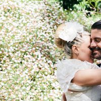 María Lapiedra abraza a Marc Amigó en su boda