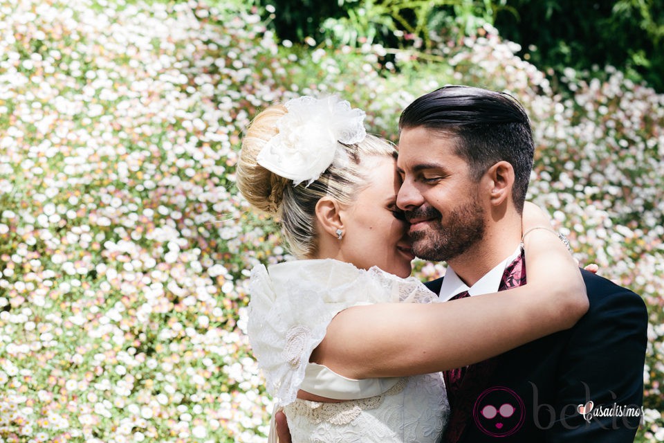 María Lapiedra abraza a Marc Amigó en su boda