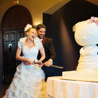 María Lapiedra y Marc Amigó cortando su tarta de bodas