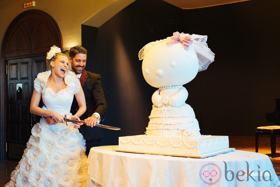 María Lapiedra y Marc Amigó cortando su tarta de bodas