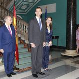 El Rey Felipe VI y la Reina Letizia posan para los medios en su primer acto tras la proclamación