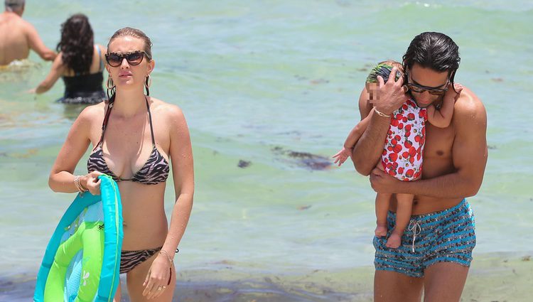 Falcao y Lorelei Tarón en Miami junto a su hija Dominique