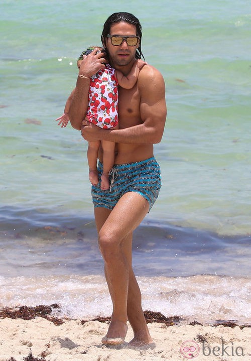 Falcao en Miami junto a su hija Dominique 