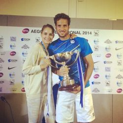 Alba Carrillo y Feliciano López posando con el trofeo de Eastbourne 2014