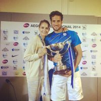 Alba Carrillo y Feliciano López posando con el trofeo de Eastbourne 2014