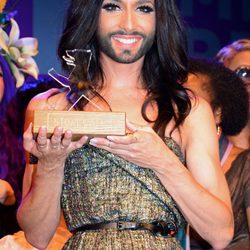 Conchita Wurst posa con su premio Soul of Stonewall