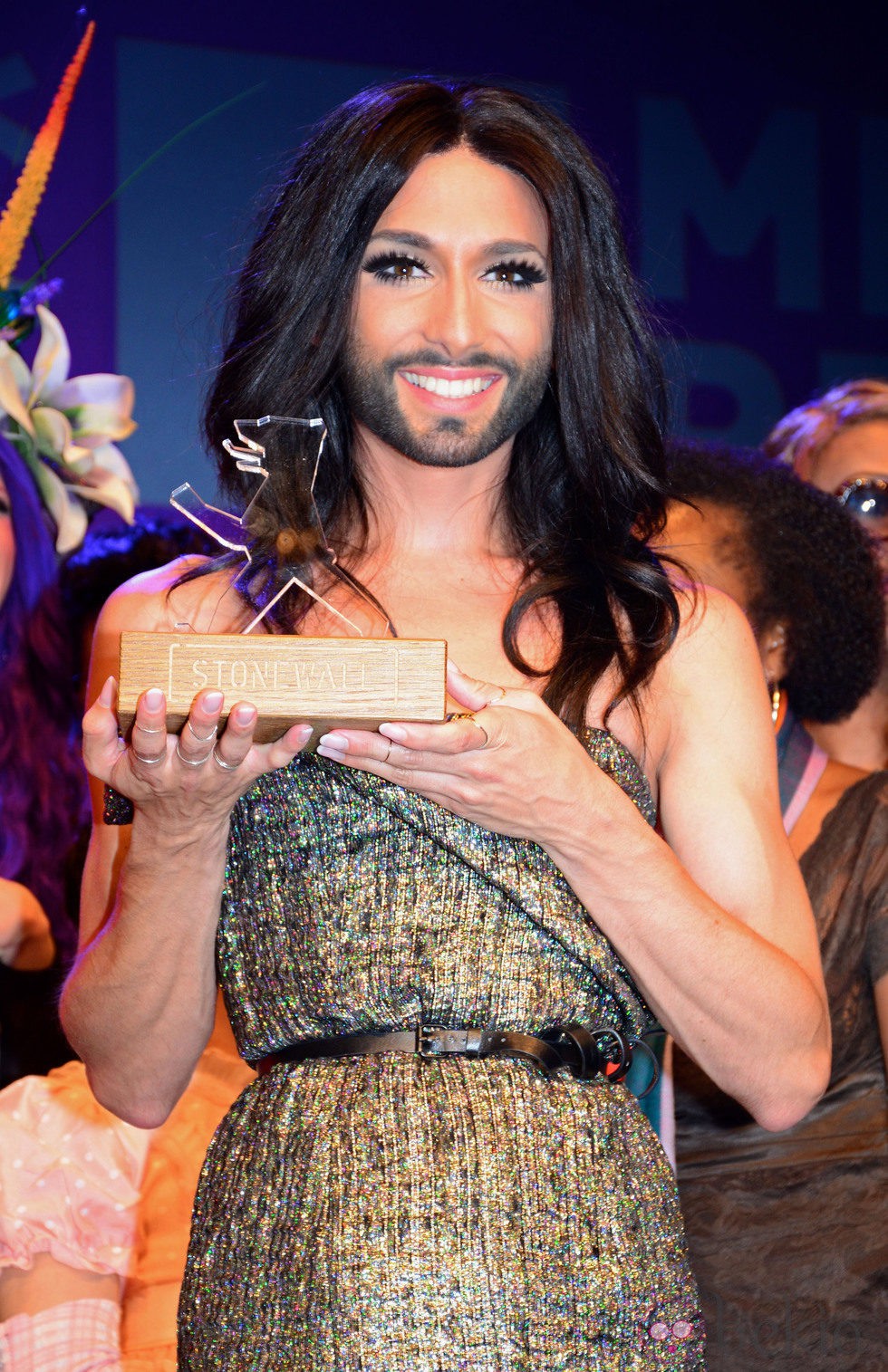 Conchita Wurst posa con su premio Soul of Stonewall