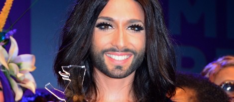 Conchita Wurst posa con su premio Soul of Stonewall